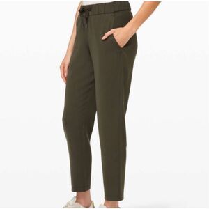 Lululemon On The Fly Athletic Pants size 4 Green